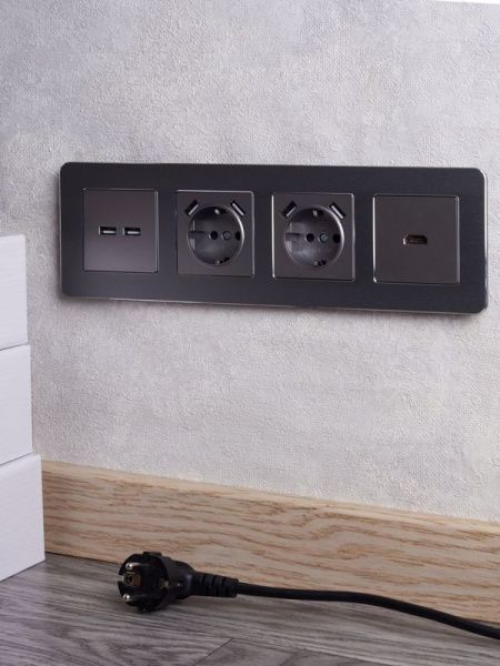 Розетка BRITE РЮш10-1-БрС 16А с USB A+A 2.1А с заземл. защ. шторки механизм сталь IEK BR-R14-16-U21-D21-K46