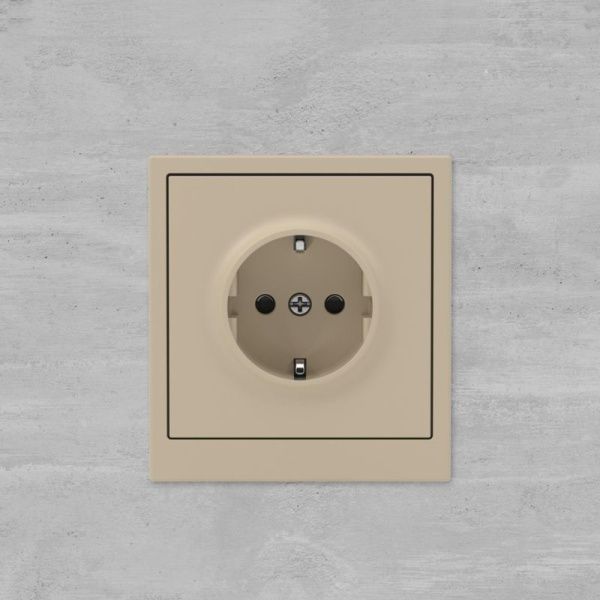 Розетка силовая KANT 2P+E защ. шторки ванильн. марципан DKC 7015003