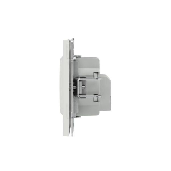 Розетка силовая KANT 2P+E защ. шторки бел. песок DKC 7010003