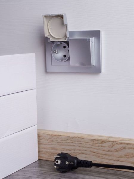 Розетка 2-м СП BRITE РСбш12-3-44-БрА 16А в сборе IP44 с крышкой алюм. IEK BR-R26-16-44-K47-F