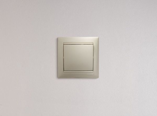 Выключатель 1-кл. СП Valena 10А IP31 250В механизм сл. кость IEK 774301