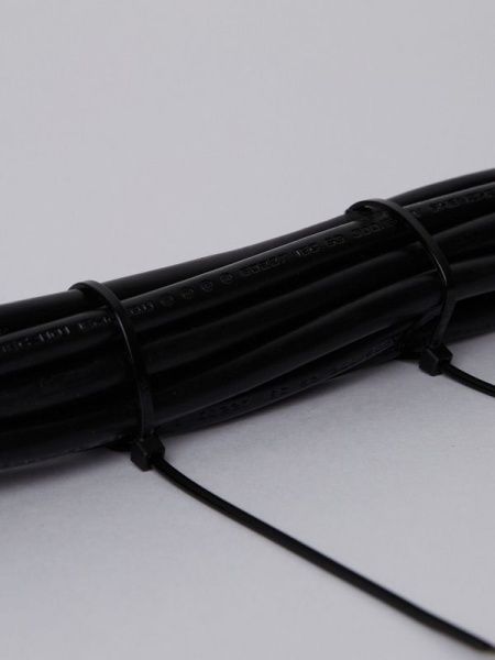 Хомут кабельный 2.5х200 нейл. черн. (уп.100шт) IEK UHH32-D025-200-100