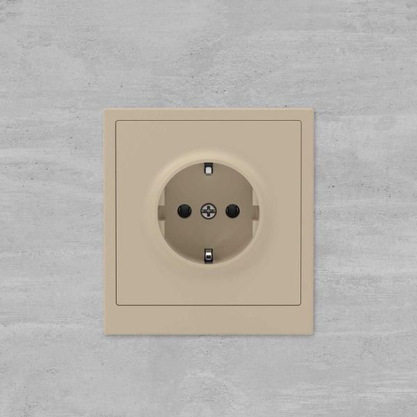 Розетка силовая KANT 2P+E защ. шторки ванильн. марципан DKC 7015033