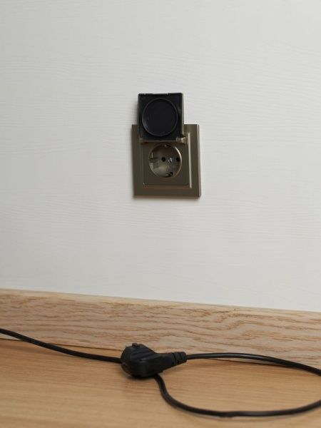 Розетка BRITE РСбш10-3-БрШ 16А IP20 с заземл. защ. шторки с крышкой механизм шампань IEK BR-R16-16-K37