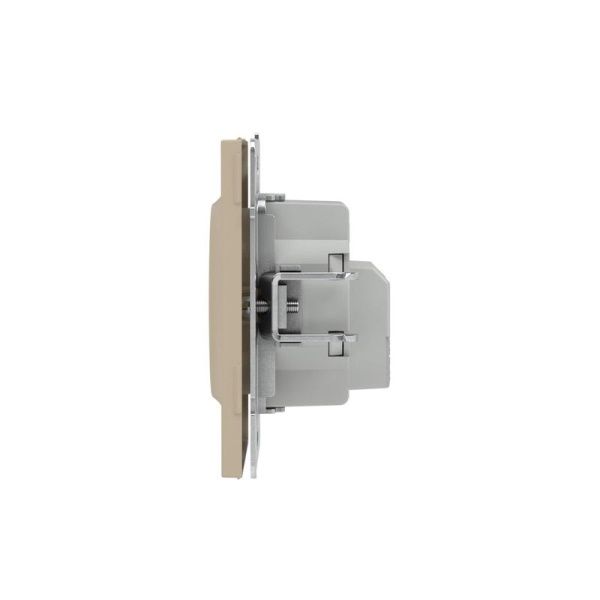 Розетка силовая KANT 2P+E защ. шторки ванильн. марципан DKC 7015003