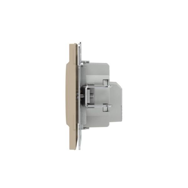Розетка силовая KANT 2P+E защ. шторки ванильн. марципан DKC 7015003