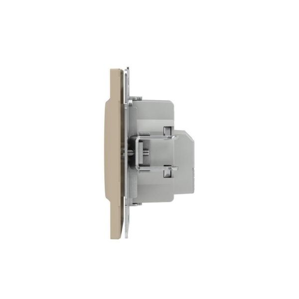 Розетка силовая KANT 2P+E защ. шторки ванильн. марципан DKC 7015033