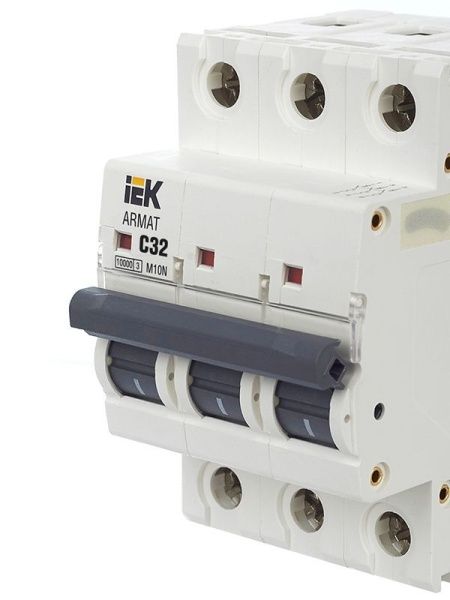 Выключатель автоматический модульный 3п C 32А M10N ARMAT IEK AR-M10N-3-C032