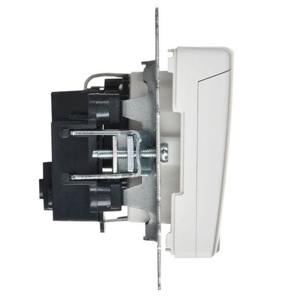 Розетка BRITE РСбш10-3-БрАБ 16А IP20 с заземл. защ. шторки с крышкой механизм арктич. бел. IEK BR-R16-16-K91