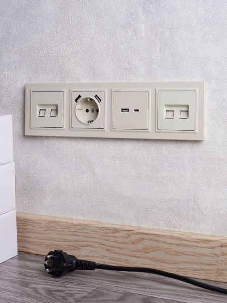 Розетка BRITE РЮш10-1-БрКр 16А с USB A+A 2.1А с заземл. защ. шторки механизм беж. IEK BR-R14-16-U21-D21-K10